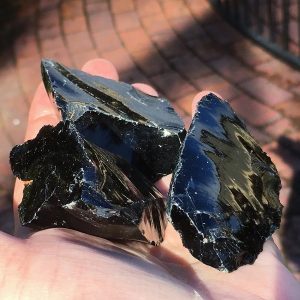 Đá Obsidian thường có màu đen tuyề